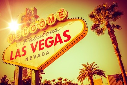 Welcome to Las Vegas%u201D/> 

<h3>Alquiler de autos en Las Vegas, la metrópolis de los casinos y la fiesta.</h3>
<p>Una ventaja del alquiler de coches en Las Vegas es que permite recorrer el Boulevard, también conocido como el Strip, que se extiende por casi 7 km y es donde están los casinos y hoteles más famosos. Está ubicado en el suburbio de Paradise y pegado al Aeropuerto Internacional McCarran (LAS). En el hotel Bellagio puede admirarse el espectáculo de sus fuentes danzantes y en el Hotel Treasure Island su entretenido show de Las sirenas. El mejor momento para disfrutar esta zona es al caer la noche para apreciar la iluminación y los carteles. El Fashion show Mall es un centro comercial muy concurrido con tiendas y restaurantes donde reponer fuerzas. Luego elija alguno de los innumerables shows como el de Penn&Teller en el Hotel Río para disfrutar de la noche.</p>
<img width=